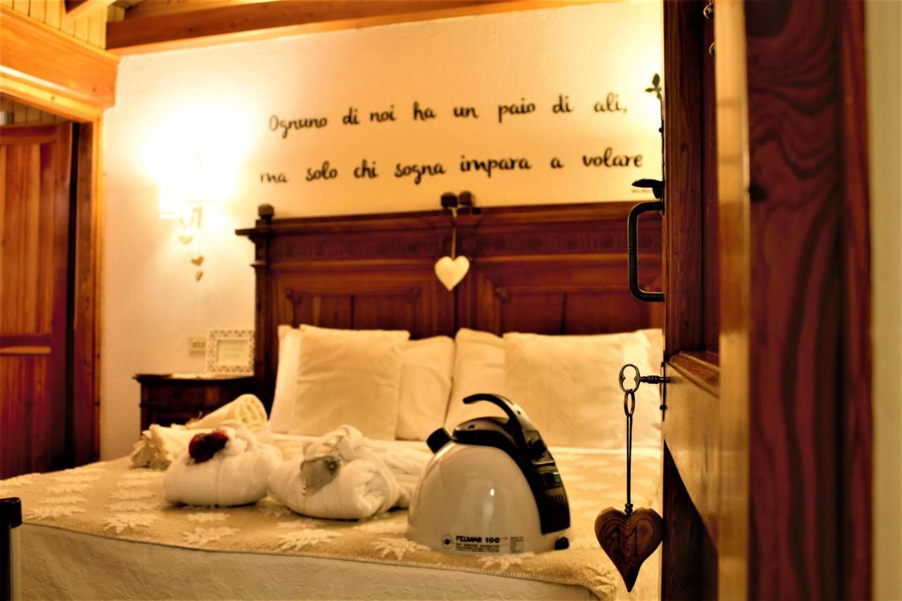 Le Coeur Du Pont Hotel Donnaz Buitenkant foto